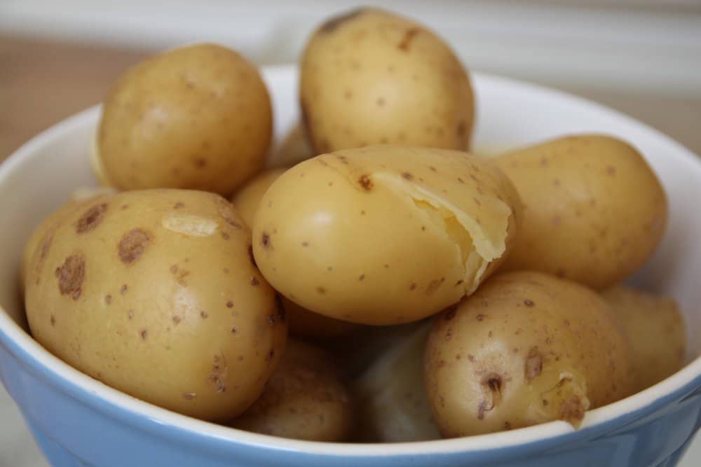 découvrez comment réaliser une délicieuse cuisson de pommes de terre en cocotte. cette méthode simple et savoureuse vous permettra d'obtenir des pommes de terre moelleuses et parfumées, idéales pour accompagner vos plats. suivez nos conseils pour une recette réussie et réconfortante.